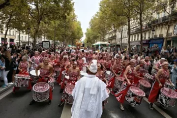Multidão enche Paris em celebração afro-brasileira