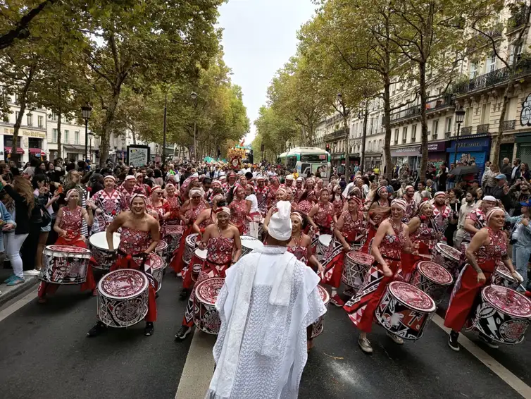 Multidão enche Paris em celebração afro-brasileira